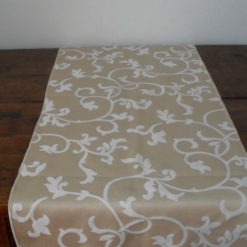 Trilho Jacquard Arabesco Bege & Branco